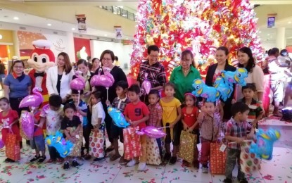 <p><strong>WISH UPON A STAR</strong>. The Oriental Negros Children's Advocacy Network (ONCAN) in partnership with Robinsons Place shopping mall in Dumaguete is targeting 250 indigent children from insurgency-affected areas to benefit from the “Wish Upon A Star” program this Christmas. The annual Christmas tree-lighting and launching of the program was held on Friday (Nov. 15, 2019) at the shopping mall's lobby. <em>(Photo by Judy Flores Partlow)</em></p>