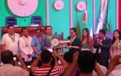 <p><strong>TURNOVER.</strong> Bangsamoro Autonomous Region in Muslim Mindanao Chief Minster (4th from left) accepts the symbolic key from North Cotabato Vice Governor Emmylou Taliño-Mendoza during the turnover ceremony held at Shariff Kabunsuan Complex in Cotabato City on Wednesday (Nov. 20, 2019) of which the 63 villages of the province now form part of the fledging Bangsamoro political entity. The villages opted to join the BARMM during a plebiscite held in February this year. <em>(Photo by PNA Cotabato)</em></p>