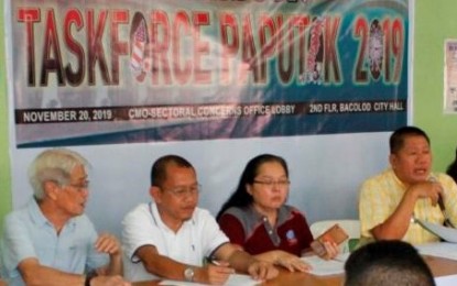 <p><strong>SAFE FIRECRACKER USE.</strong> Executive Assistant Ernesto Pineda (right), head of Task Force Paputok 2019, with representatives of member-agencies and units, discusses the guidelines on the sale and use of firecrackers and pyrotechnics in Bacolod City, in a press conference on Wednesday (Nov. 20, 2019). At least 68 vendors have applied for special permits to sell during the Christmas and New Year holidays. <em>(Photo courtesy of Bacolod City PIO)</em></p>