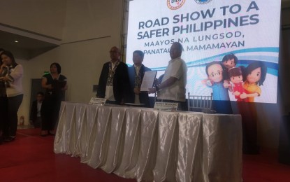 <p><strong>SAFER PH PROJECT.</strong> DILG Secretary Eduardo Año (left) and Marikina City Mayor Marcelino Teodoro (right) show a copy of the memorandum agreement on the implementation of the “Safe Philippines Project” on Friday (Nov. 22, 2019). The program is a crime prevention measure that utilizes high-definition and advanced closed-circuit television (CCTV) cameras to deter the occurrence of crimes, arrest criminals, and improve emergency response time. <em>(PNA photo by Christopher Lloyd Caliwan)</em></p>
