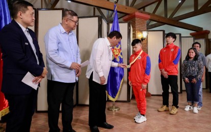 <p><strong>WISH FOR ATHLETES</strong>. President Rodrigo Roa Duterte meets 49th FIG Artistic Gymnastics World Championships Gold Medalist Carlos Yulo at the Malago Clubhouse in Malacañang on October 16, 2019. Duterte on Saturday (Nov. 23, 2019) wished Yulo and the rest of the athletes luck in the 30th SEA Games from Nov. 30 to Dec. 11. <em>(Presidential photo of Richard Madelo)</em></p>