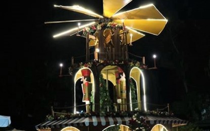<p><strong>CHRISTMAS LIGHTS AT THE VILLAGE</strong>. A structure placed at the Rose Garden of the Burnham Park that welcomes promenaders to the European-inspired Christmas Village thereat. <em>(PNA photo by Pigeon Lobien)</em></p>