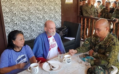 <p><strong>RESCUED.</strong> Rescued British businessman Allan Arthur Hyrons, 70, and his Filipino wife, Wilma, speak with Maj. Gen. Corleto Vinluan Jr., Joint Task Forces Sulu commander, following a clash against their captors, the Abu Sayyaf Group bandits in Mount Piahan, Parang, Sulu Monday (Nov. 25, 2019). The couple's rescue came after a series of clashes since Friday that constricted the movement of the bandits. <em>(Photo courtesy of Joint Task Force Sulu)</em></p>