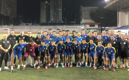 <p><strong>PH BOOTERS.</strong> The Young Azkals with Philippine Football Federation president Mariano “Nonong” Araneta (2nd row, 4th from right) during his visit at their training in Rizal Memorial Stadium on Saturday (Nov. 23, 2019). Reinforced by Azkals captain Stephan Schrock and experienced defender Amani Aguinaldo, the group will see action on Monday against Cambodia in Group A.<em> (Contributed photo)</em></p>