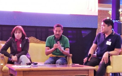 <p><strong>PREMYO BOND.</strong> National Treasurer Rosalia de Leon (left) says the ‘premyo’ bond that the Bureau of Treasury launched on November 25 encourages ordinary Filipinos to invest in risk-free investment. Also in the photo are Landbank first vice president for investment banking Gonzalo Benjamin Bongolan (center) and DBP first vice president for corporate finance group Francis Nicolas Chua. <em>(PNA photo by Liza T. Agoot)</em></p>
