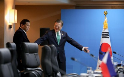<p><strong>SOKOR TRIP</strong>. President Rodrigo R. Duterte is welcomed by Republic of Korea President Moon Jae-in upon his arrival at The Westin Chosun Busan Hotel for their bilateral meeting on Nov. 25, 2019. Duterte invited Moon to visit the Philippines “at the soonest mutually convenient opportunity”. <em>(Presidential Photo by Robinson Niñal)</em></p>