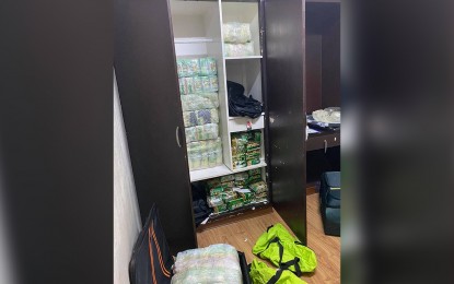 <p><strong>SHABU HAUL.</strong> Police officers seize PHP2.5 billion worth of shabu stored in an apartment in Makati City on Tuesday (Nov. 26, 2019). Also arrested during the buy-bust operation was Liu Chao, a Chinese national who was the safekeeper of the contraband. <em>(Photo courtesy of PNP PIO)</em></p>