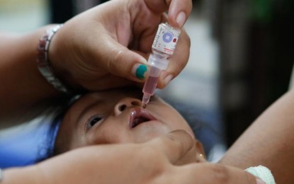 <p>Health workers administering oral polio vaccine on a baby.<em> (File photo)</em></p>