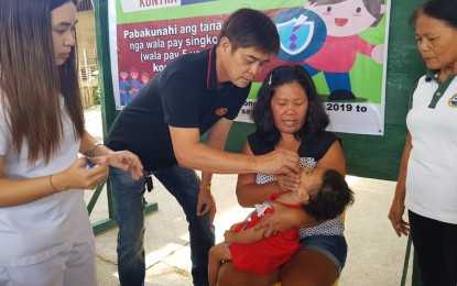 <p><strong>POLIO IMMUNIZATION.</strong> Personnel from the Mati City Health Office (CHO) administers the Oral Polio Virus (OPV) to a child as the Sabayang Patak Kontra Polio rolled out on Monday, (November 25).  The Mati CHO has achieved 40 percent of its target of under 5-year-old kids to be immunized with the anti-polio vaccine the past two days.<em> (Photo from Mati CIO)</em></p>