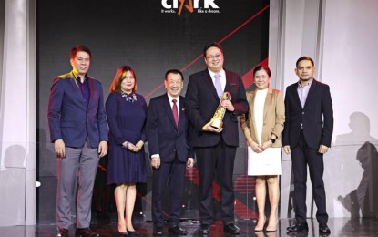 <p><strong>SPORTS TOURISM DESTINATION AWARDEE</strong>. The Philippine Sports Tourism Awards (PSTA) recognizes Clark as the sports tourism destination of the year during the 3rd Sports Tourism Awards at Resorts World Manila on Tuesday (Nov. 26, 2019). Clark Development Corporation president and CEO Noel F. Manankil (3rd from right), receives the awards together with CDC Tourism Division manager Noemi Julian (2nd from left) and assistant manager Elenita Lorenzo (2nd from right). <em>(Photo from CDC-Communications Division)</em></p>
