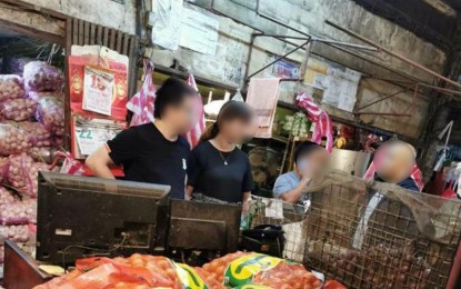 <p><strong>ILLEGAL FOREIGN VENDORS. </strong>Immigration agents apprehend two Chinese nationals illegally working as vendors in Divisoria in Manila on Monday (Nov. 25, 2019). The two foreigners are among the 17 Chinese nationals who were arrested for working without proper immigration visas or permits. <em>(Photo courtesy of BI Public Information Office)</em></p>