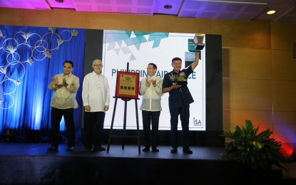 <p><strong>GOLD TRAILBLAZER AWARD.</strong> Philippine Air Force chief, Lt. Gen. Rozzano Briguez (right), shows the Gold Trailblazer Award received by the institution during the Institute for Solidarity in Asia’s (ISA) Public Governance System Public Revalida on Thursday (Nov. 28, 2019). Briguez expressed gratitude to the ISA for mentoring the air force for five years in its journey towards institutionalization. <em>(Photo courtesy of PAF Public Affairs Office)</em></p>