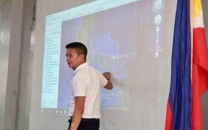 <p><strong>PREEMPTIVE</strong>. Sorsogon Gov. Francis "Chiz" Escudero III discusses during the meeting on Friday (Nov. 29, 2019) with members of the Sorsogon Provincial Disaster Risk Reduction and Management Councll (SPDRRMC) the possible scenarios that the province may encounter as Typhoon "Tisoy" approaches the Philippine area of responsibility. He called on the public to cooperate fully with authorities to avoid untoward incident and casualties. (<em>Photo courtesy of the Sorsogon Public Information Office</em>) </p>