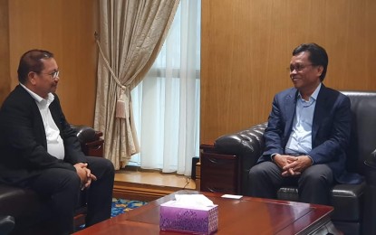 <p><strong>HALAL PRODUCTS.</strong> Mindanao Development Authority (MinDA) Secretary Emmanuel Piñol (right) meets with Sabah State Chief Minister Mohd Shafie Apdal on November 22.  Part of the discussion is the trade mission particularly on Halal products between the three provinces under the Bangsamoro Autonomous Region in Muslim Mindanao and Kota Kinabalu, Sabah, Malaysia in January 2020. <em>(Photo from Mayette Tudlas of MinDA)</em></p>