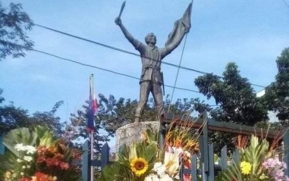 <p><strong>BONIFACIO DAY IN NOVALICHES</strong>. The residents of Novaliches commemorated on Saturday the 156th birth anniversary of Andres Bonifacio at the old Novaliches Plaza. <em>(PNA photo by Severino C. Samonte)</em></p>