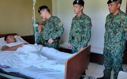 <p><strong>WOUNDED.</strong> Brig. Gen. R’win Pagkalinawan, Philippine National Police-Maritime Group director (3rd from right), talks with Staff Sgt. Roger Agodania, one of the four members of the 1201st maritime police station who were wounded in a clash with suspected smugglers off a coastal village in General Santos City last Thursday, during a visit at the Mindanao Medical Center on Friday (Nov. 29, 2019). One of them, Staff Sgt. Rodrigo Salmon, died while undergoing treatment at the same hospital on Saturday. <em>(Photo courtesy of the Regional Maritime Unit-12)</em></p>
