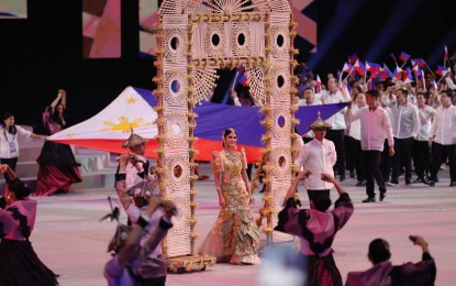 <p><strong>SEA GAMES OPENING</strong>. Miss Universe 2015 Pia Wurtzbach joins as muse of the host Team Philippines during the traditional parade of athletes of the 30th Southeast Asian Games opening ceremonies at the Philippine Arena in Bocaue, Bulacan on Saturday night (Nov. 30, 2019). Margielyn Didal, Meggie Ochoa, EJ Obiena, Eumir Felix Marcial, and Kiyomi Watanabe served as flag-bearers. <em>(SEA Games photo)</em></p>