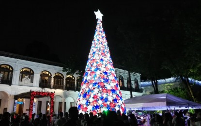 <p><strong>HAPPY CHRISTMAS</strong>. President Rodrigo Duterte leads the lighting of a 40-foot Christmas tree at the Kalayaan Grounds in Malacañan Complex on Monday night (Dec. 2, 2019). Palace Social Secretary Annalyn Tolentino announced that Office of the President employees will receive PHP60,000 Christmas bonus. <em>(PNA photo by Azer Parrocha)</em></p>