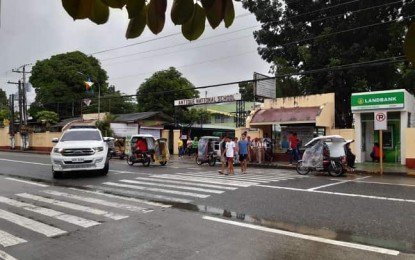 <p><strong>NO CLASSES.</strong> Antique National School in San Jose de Buenavista has suspended its afternoon classes due to Typhoon Tisoy. Fourteen of Antique's 18 towns have suspended classes on Monday. <em>(PNA photo by Annabel Consuelo J. Petinglay)</em></p>