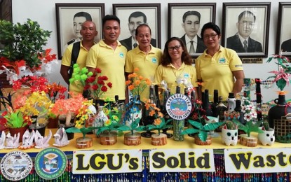 <p><strong>RECYCLED PRODUCTS</strong>. Village officials from Badiangan town, Iloilo province transform trash to useable and profitable materials. Twelve towns in Iloilo display their recycled products on Monday (Dec. 2, 2019) at the Iloilo provincial Capitol lobby to kick off the province’s Solid Waste Awareness week.<em> (PNA Photo by Gail Momblan)</em></p>