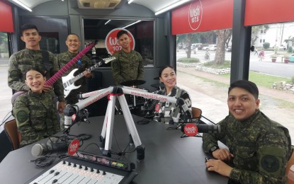<p><strong>SINGING SOLDIERS.</strong> The CRS-AFP band, the official band of the Armed Forces of the Philippines (AFP), sings three of its original compositions at the Wish Bus 107.5. The group sang stories of soldiers at work and love for <em>the country.</em> (PNA photo by Christine Cudis)</p>
