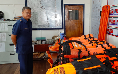 <p><strong>PREPAREDNESS EFFORTS.</strong> Commander Airland Lapitan of the Philippine Coast provincial station in Lamao, Limay, Bataan inspects a life-saving equipment in preparation for Typhoon Tisoy. He said PCG-Bataan is ready for the onslaught of the typhoon. <em>(Photo by Ernie Esconde)</em></p>
<p> </p>