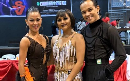 <p><strong>PROUD LOUISIAN</strong>. Baguio-raised Stephanie Sabalo (left) and dancesport partner Michael Angelo Marquez pose with Muya Roem Marie Ramos after the national dancesport competition last November 23. The duo won two golds and a silver as the Philippine Dancesport team won 10 of the 12 available gold medals in the event. <em>(From the FB page of Muya Roem Marie Ramos)</em></p>
