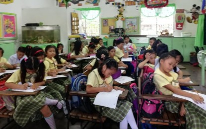 <p><strong>MAKE-UP CLASSES</strong>. Pupils in a public school in Iloilo focus on their seat works. The Department of Education (DepEd) in Iloilo said on Tuesday (Dec. 3, 2019) make-up classes are requested by the schools from the parents. <em>(PNA photo by Gail Momblan)</em></p>