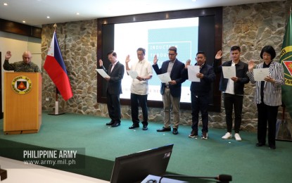 <p><strong>MULTI-SECTOR ADVISORY BOARD.</strong> New members of the Philippine Army Multi-Sector Advisory Board (PA MSAB) take their oath during short ceremonies in Fort Bonifacio, Taguig City on Tuesday (Dec. 3, 2019). The PA MSAB, which was established in the nationwide and local level, aims to promote the continuity and sustainability of the Army Transformation Roadmap and to encourage shared responsibility in its success.<em> (Photo courtesy of Army Chief Public Affairs Office)</em></p>