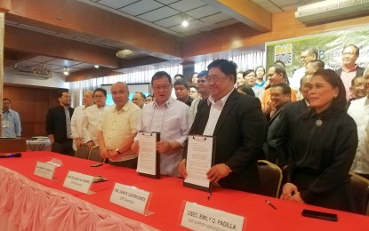 <p><strong>FARMERS’ HOMES.</strong> The Department of Agrarian Reform and the Department of Human Settlements and Urban Development sign an agreement on Wednesday (Dec. 4, 2019) for the building of resilient homes for farmers. DAR Secretary John Castriciones (2nd from right) said the move is part of President Rodrigo Duterte's order to uplift the lives of farmers. <em>(PNA photo by Christine Cudis)</em></p>