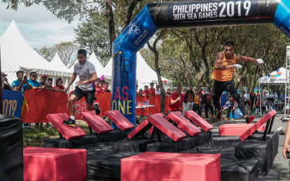 <p><strong>GOLD RUSH</strong>. Kevin Pascua of the Philippines and Mohd Redha Rozlan of Malaysia battle it out for individual male 100-meter gold in the obstacle course race of the 30th Southeast Asian Games on Wednesday (Dec. 4, 2019). The Philippines swept all the four gold medals at stake in obstacle course which was play for the first time in the biennial meet. <em>(Phisgoc photo)</em></p>