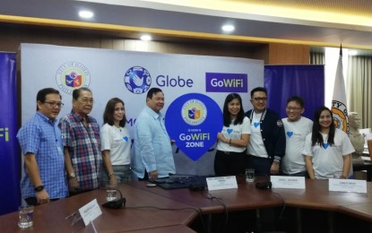 <p><strong>FREE WIFI.</strong> The city government and Globe ink an agreement on the provision of GoWiFi services in key areas of Iloilo City starting early January next year. Iloilo City Mayor Jerry P. Treñas (4th from left) on Thursday (Dec. 5, 2019) lauded the partnership as a boost to the city’s drive to become a smart city. <em>(PNA photo by Perla G. Lena)</em></p>