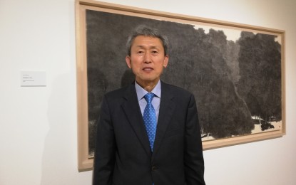 <p><strong>CONTEMPORARY ARTISTS' EXHIBIT.</strong> Korean Contemporary Artists Association president Shin Cheol-Kyun poses with his "Boundaries-Time" painting during the opening of the association's exhibit at the Metropolitan Museum last November 28. The exhibit, which runs until February 28, 2020, features paintings, sculptures made by 35 artists to showcase Korea's cultural identity.<em> (PNA photo by Cristina Arayata)</em></p>