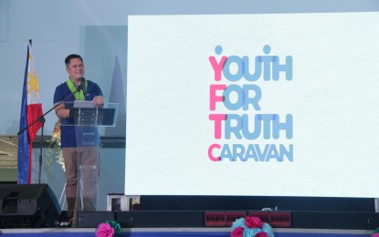 <p><strong>STOP FAKE NEWS</strong>. Presidential Communications Operations Office (PCOO) Secretary Martin Andanar calls on netizens to avoid making “knee-jerk” reactions to unverified reports during the Youth For Truth Caravan in Las Piñas City on Thursday (Dec. 5, 2019). Andanar urges everyone to help the government fight the spread of fake news. <em>(Photo from PCOO)</em></p>