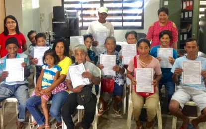 <p><strong>LAND TITLES</strong>. Some of the 12 farmer-beneficiaries in Murcia, Negros Occidental who received land titles to 5.85 hectares in Barangay Caliban on Dec. 4, 2019. Municipal Agrarian Reform Program Officer Imelda Lazalita led the distribution of the certificates of land ownership awards. <em>(Photo courtesy of DAR-Negros Occidental I)</em></p>