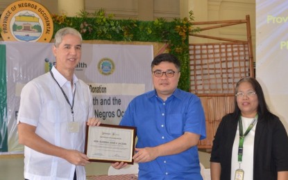 <p><strong>LAND DONOR</strong>. Negros Occidental Governor Eugenio Jose Lacson (left) receives a certificate of appreciation from Philippine Health Insurance Corp. (PhilHealth) Senior Vice President Dennis Mas and Western Visayas Acting Regional Vice President Janet Monteverde. Lacson and Mas signed the deed of donation for the parcel of land donated by the provincial government for PhilHealth’s local office, at the Provincial Capitol Social Hall in Bacolod City on Friday (Dec. 6, 2019). <em>(Photo courtesy of PIO Negros Occidental)</em></p>