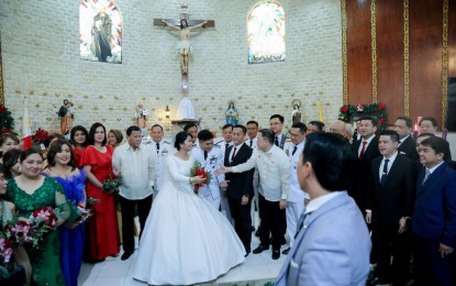 <div dir="auto"><strong>BEST WISHES.</strong> Senator Christopher Lawrence Go offers his best wishes to newlyweds Marianne Kristel dela Rosa, daughter of Senator Ronald dela Rosa, and 1Lt. James Benneth Estoesta as President Rodrigo Duterte looks on, on Sunday (Dec. 8, 2019). The couple’s wedding took place at St. Ignatius Chapel inside the Philippine Military Academy in Fort de Pilar, Baguio City. <em>(Photo courtesy of Senator Christopher Lawrence Go)</em></div>