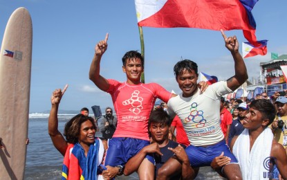 <p><strong>1-2 FINISH IN SURFING</strong>.  Filipino Roger Casugay (right) and Rogelio Esquievel Jr. get victory ride from teammates after completing a 1-2 finish in the men’s longboard event of the surfing competitions of the 30th Southeast Asian Games in San Juan, La Union.  Indonesian Arip Nurhidayat, who was rescued by Cagusay during the preliminaries, took the bronze. (Photo courtesy of United Philippine Surfing Association)</p>