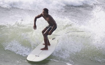 <p>Surfer Roger Casugay <em>(File photo)</em></p>