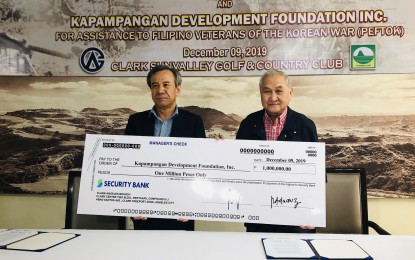 <p><strong>ASSISTANCE FOR FILIPINO VETS</strong>. Donggwang Clark Corp. chair Lee Shin Kun (left) hands to Kapampangan Development Foundation Inc. president Benny Ricafort (right) a PHP1-million funding assistance to Philippine Expeditionary Forces to Korea (PEFTOK) veterans during the signing of a memorandum of agreement on Monday (Dec. 9, 2019). Lee said it is their way of gratitude for the heroism and bravery demonstrated by the Filipino soldiers during Korean war.  (<em>Photo by Marna Dagumboy-Del Rosario)</em></p>