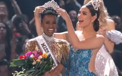 <p><strong>TEACH YOUNG GIRLS TO LEAD.</strong> Miss Universe 2018 Catriona Gray of the Philippines (right) crowns her successor Miss Universe 2019 Zozibini Tunzi of South Africa (left) during the 68th edition of the pageant in Atlanta, Georgia on Sunday (Dec. 8, 2019). Tunzi gained public admiration in the final question and answer round when she said 'young girls and women' should learn how to be leaders. <em>(Screengrab from Miss Universe Youtube video)</em></p>