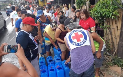 <p><strong>WATER FOR TYPHOON VICTIMS</strong>. Philippine Red Cross-Albay chapter conducts massive distribution of drinking water in various barangays in Daraga town on Monday (Dec. 9, 2019). At least 80 percent of Daraga’s 126,595 population was affected by the lack of water supply from Prime Water, aconcessionaire of Daraga Water District. <em>(PNA photo by Mike Dela Rama)</em></p>