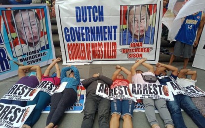 <p><strong>TAKE ACTION</strong>. Anti-communist group League of Parents of the Philippines (LPP) stages their 13th protest in front of the Dutch Embassy on Tuesday. The group’s members said they are not satisfied with the outcome of their meeting with Dutch embassy representatives as they cited that the embassy can lend a hand in their call to bring CPP founding chair Jose Maria Sison back home.<em> (Contributed photo)</em></p>