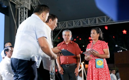 <p><strong>BENEFITS FOR MUP, FALLEN SOLDIERS.</strong> President Rodrigo Roa Duterte receives a plaque of appreciation from the beneficiaries of the killed-in-action (KIA) soldiers and killed-in-police operation (KIPO) personnel under the Comprehensive Social Benefits Program during the Thanksgiving party at the Malacañan Palace on Tuesday (Dec. 10, 2019). The President promised to speed up the government’s assistance for retired military personnel, as well as the dependents of fallen soldiers and policemen. <em>(Presidential Photo)</em></p>