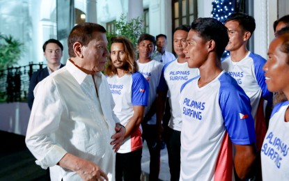 <p>President Rodrigo Duterte and surfer Roger Casugay <em>(Presidential Photo)</em></p>