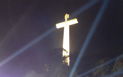 <p><strong>MT. SAMAT WAR MEMORIAL CROSS.</strong> The towering War Memorial Cross at the Shrine of Valor in the historic Mt. Samat in Pilar, Bataan was illuminated anew on Tuesday (December 10, 2019). The ceremonial lighting aims to highlight the historical value of the Mt. Samat National Shrine. <em>(Photo by Ernie Esconde)</em></p>