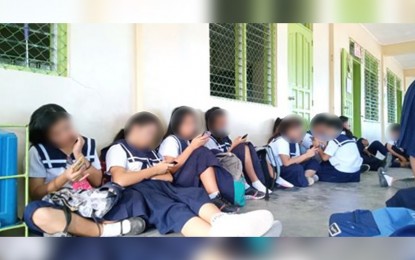 Senator mulls cellphone ban inside classrooms of young learners