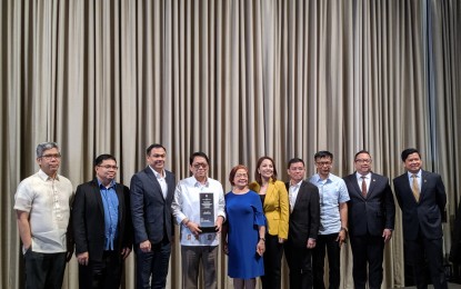 <p><strong>TRANSPARENCY CHAMPION</strong>. Officials from the Presidential Communications Operations Office (PCOO) confer the Freedom of Information (FOI) champion award to the Department of Labor and Employment (DOLE), led by Secretary Silvestre Bello III together with other officials from the department during the FOI Awards on Thursday (Dec. 12, 2019). The FOI Awards recognize government offices that have increased efforts in fulfilling the rights of Filipinos to know public information.<em> (PNA photo by Adrian Carlo Herico)</em></p>