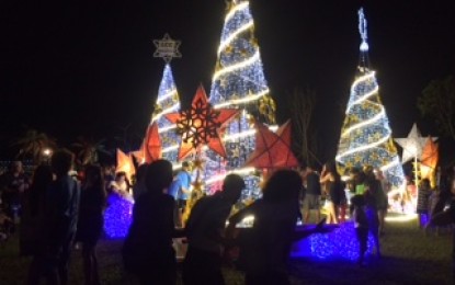 <p><strong>CHRISTMAS SPIRIT.</strong> People enjoy the Christmas Village built inside the Sawangan Park at the seashore of Barangay Dap-Dap in Legazpi City, Albay province. At least 1,000 visitors flocked to the Christmas Village during its lighting and opening ceremonies on Thursday (Dec. 12, 2019). <em>(Photo by Samuel Toledo)</em></p>