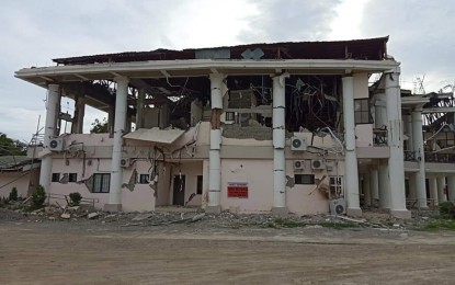 <p><strong>DAMAGED.</strong> A heavily-damaged municipal hall of Magsaysay, Davao del Sur after a 6.9-magnitude quake rocked the province Sunday (Dec. 15, 2019). The building sustained cracks when a series of strong quakes jolted some parts of Mindanao in October. <em>(Photo courtesy of Anthony Allada)</em></p>